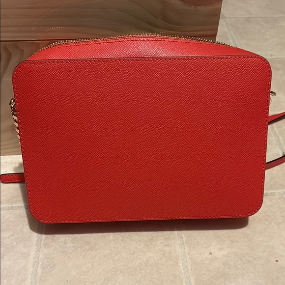 Michael Kors Jet Set Crossbody Bag with Gold Accents - Picture 4 of 4